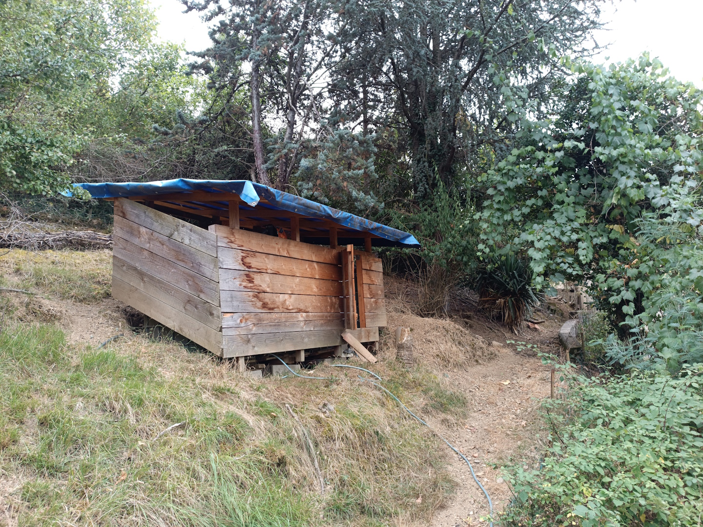 3000 litres de stockage d'eau, reliés aux deux cuves à côté de véranda et celles en haut du terrain