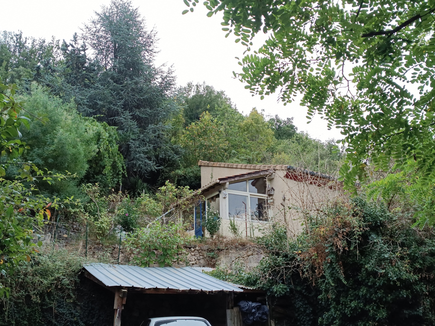 Vue de la véranda en arrivant par la route